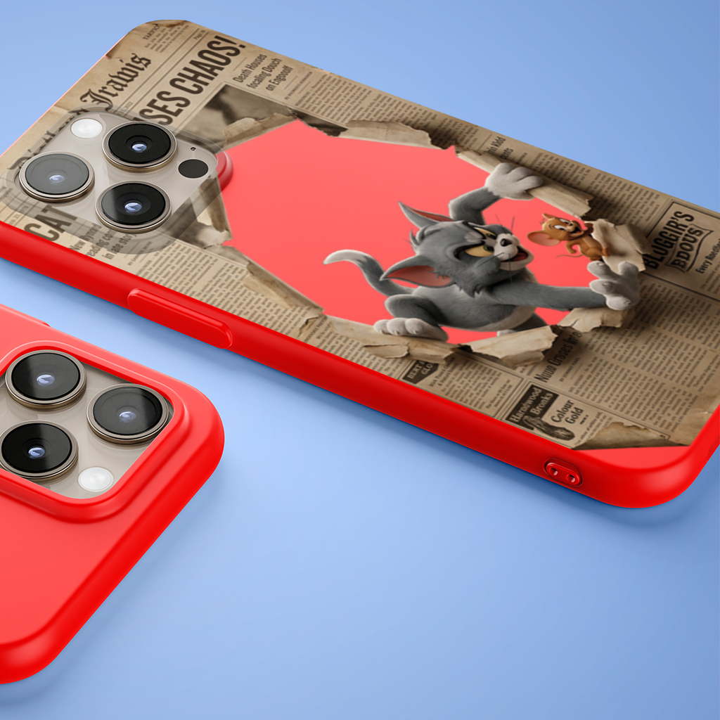 Grey Cat and Tiny Mouse Bursting Newspaper iPhone 15 Pro and Pro Max Case