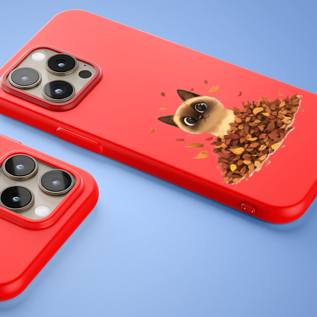 Yaprak Yığınındaki Siyam Kedisi iPhone 15 Pro ve Pro Max Kılıfı