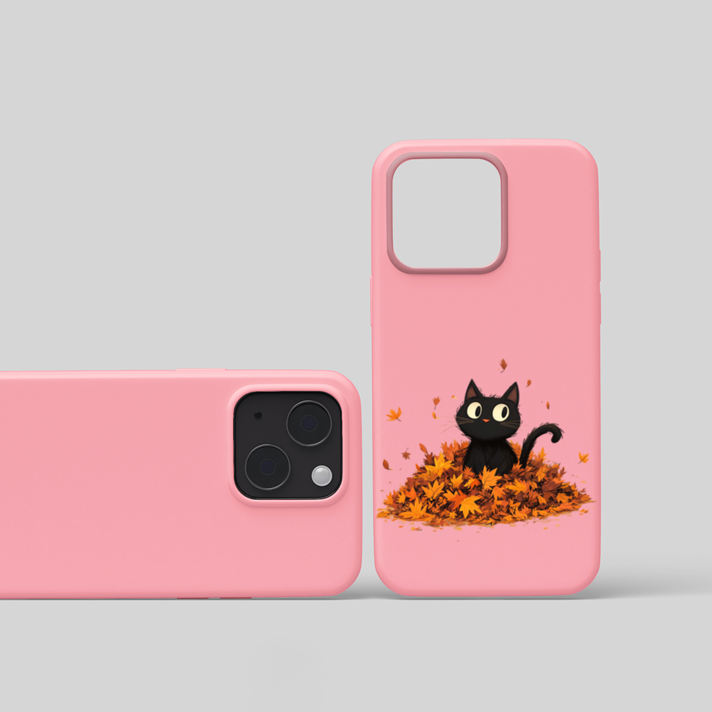 Sonbahar Yapraklarında Sevimli Siyah Kedi iPhone 15 ve Plus Kılıfı