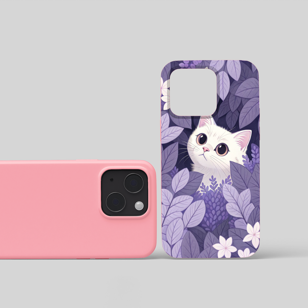 Lavanta Yaprakları Arasında Sevimli Beyaz Kedi iPhone 15 Case
