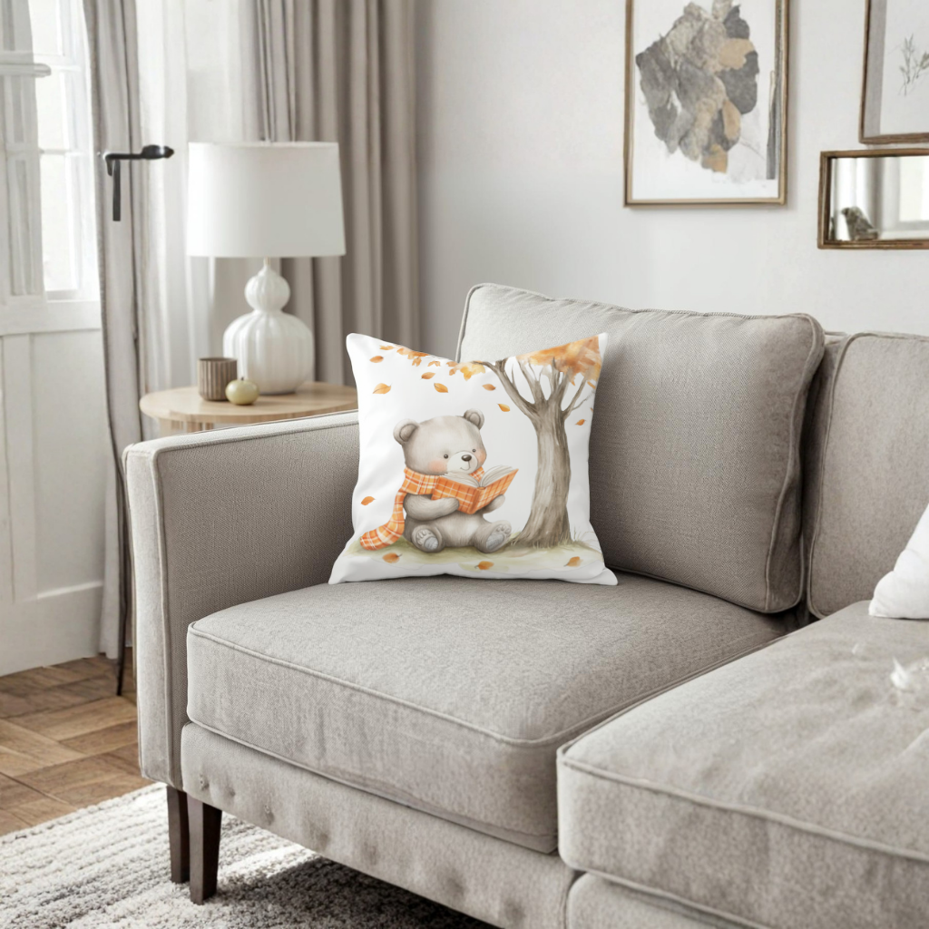 Kitap Okuyan Turuncu Atkılı Ayı Dekoratif Kırlent Kılıfı