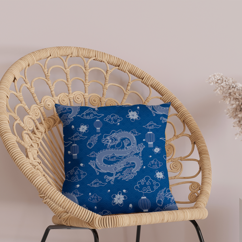 Mavi Zemin Üzerinde Geleneksel Ejderha Deseni Dekoratif Kırlent Kılıfı