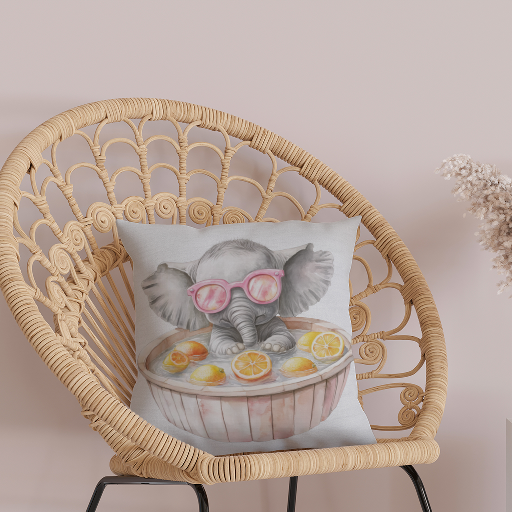 Pembe Gözlüklü Bebek Fil ve Narenciye Banyosu Dekoratif Kırlent Kılıfı