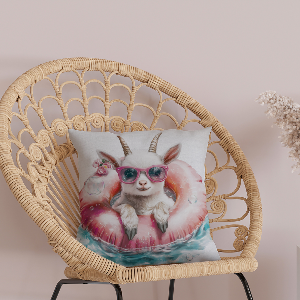 Pembe Gözlüklü Havuzda Yavru Keçi Dekoratif Kırlent Kılıfı