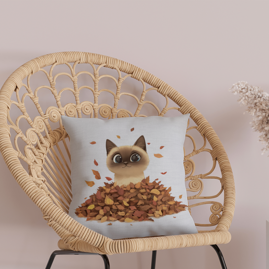 Yaprak Yığınındaki Siyam Kedisi Dekoratif Kırlent Kılıfı