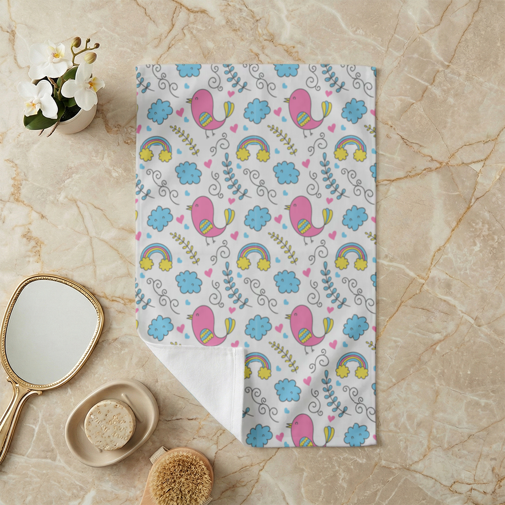 Sevimli Pembe Kuşlu ve Gökkuşaklı Çocuk Deseni El Havlusu