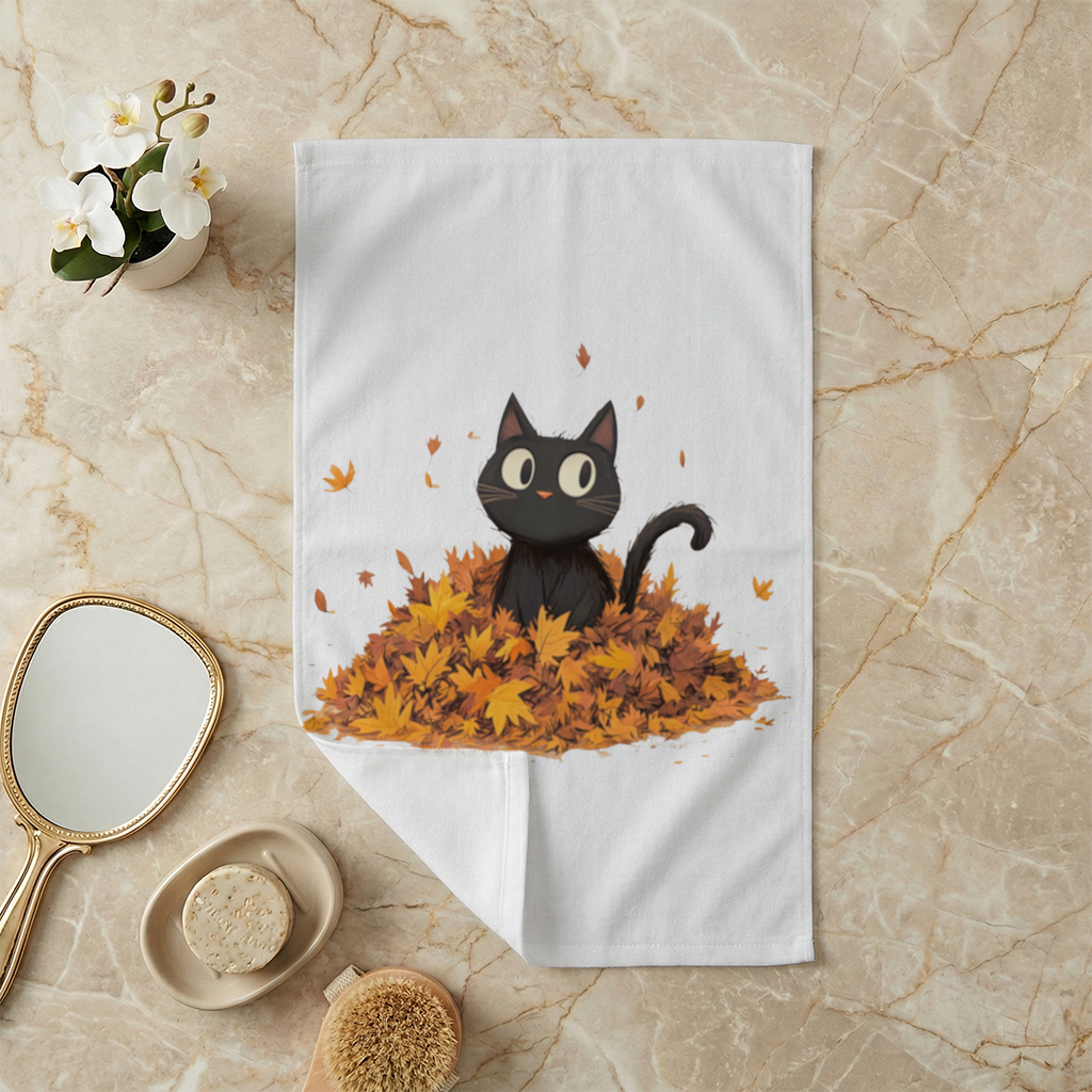Sonbahar Yapraklarında Sevimli Siyah Kedi El Havlusu